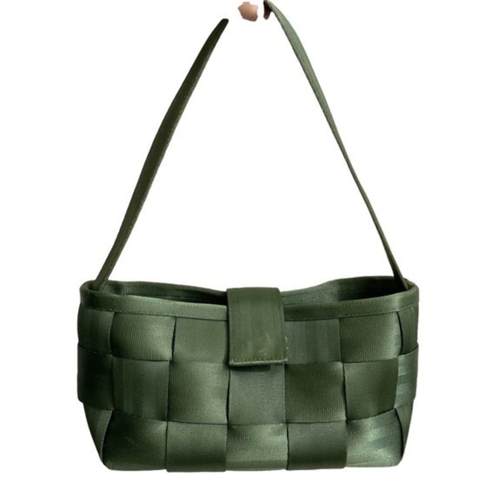 Harvey’s green seatbelt bag